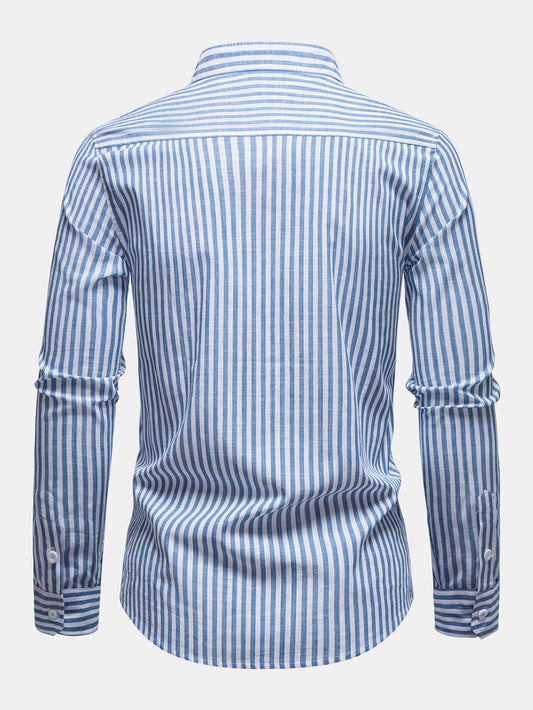 Camisa com gola alta e listras com aparência de linho