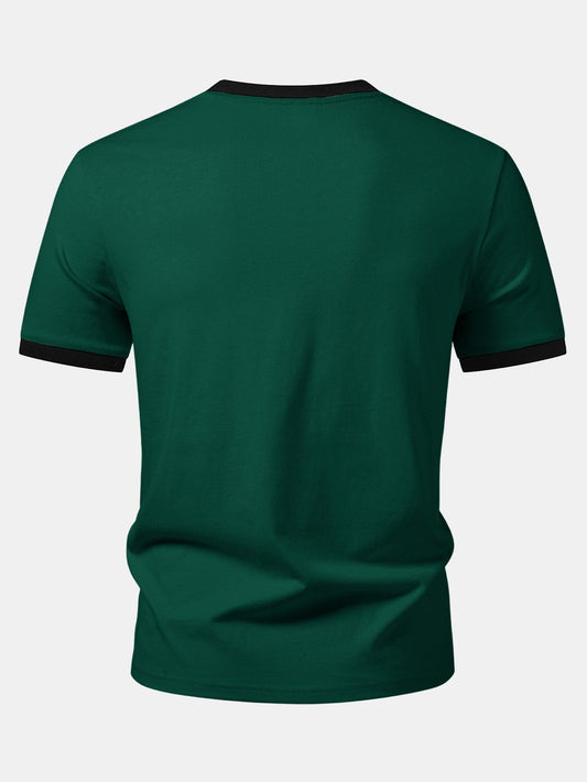 Camiseta preta com estampa de gato e acabamento contrastante