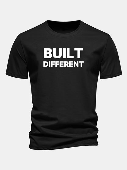 Camiseta de algodão com estampa “Built Different” e caimento regular