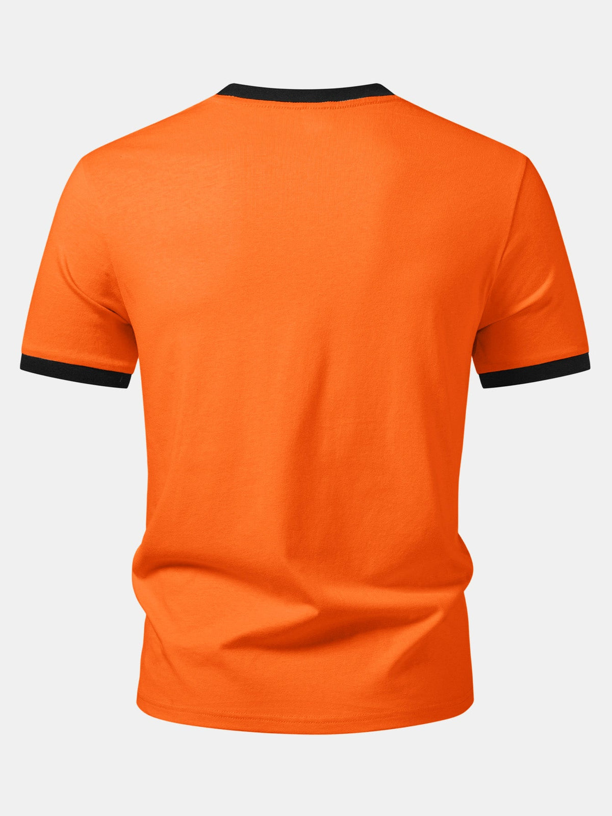 Camiseta preta com estampa de gato e acabamento contrastante