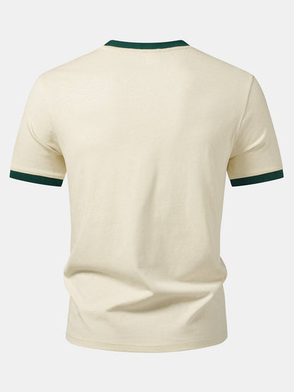 Camiseta preta com estampa de gato e acabamento contrastante