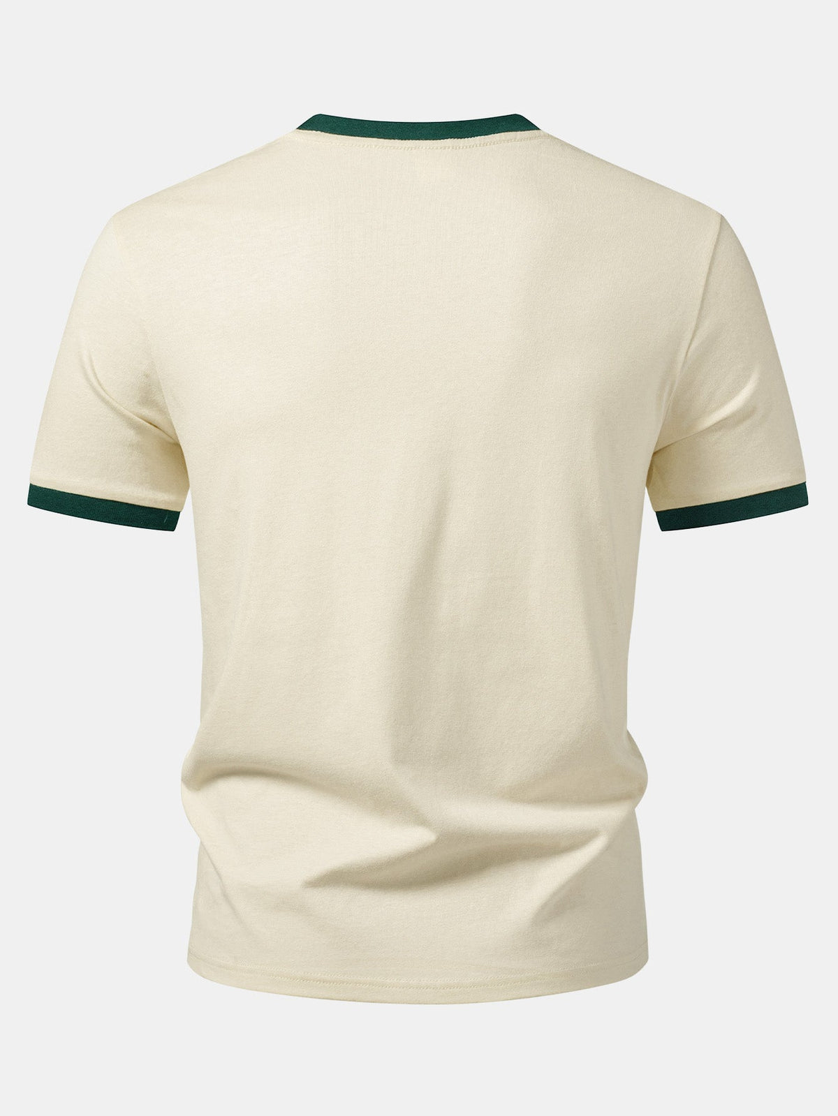 Camiseta preta com estampa de gato e acabamento contrastante