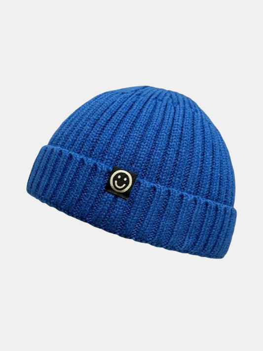 Gorro docker curto de tricô canelado com punho dobrado e etiqueta tecida de carinha sorridente