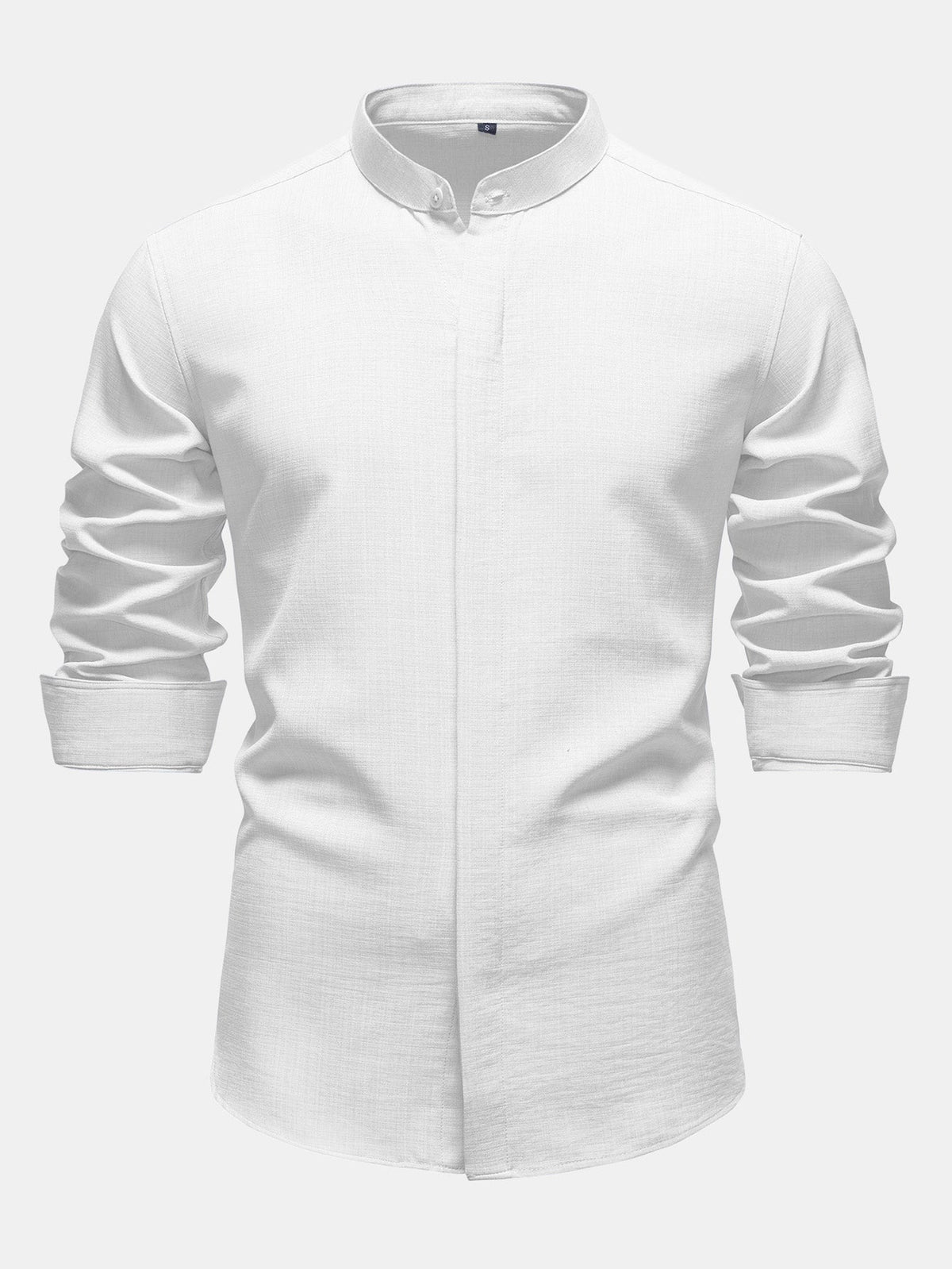 Camisa com aparência de linho, carcela oculta e gola padre