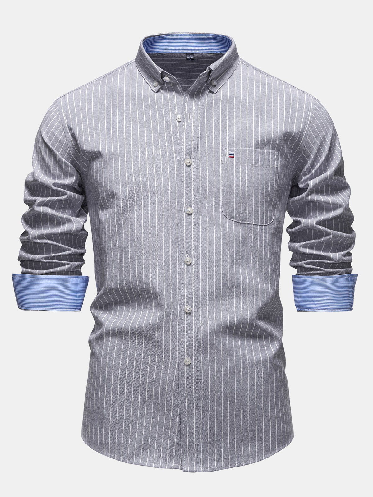 Camisa listrada de manga longa com botões do colarinho até a barra