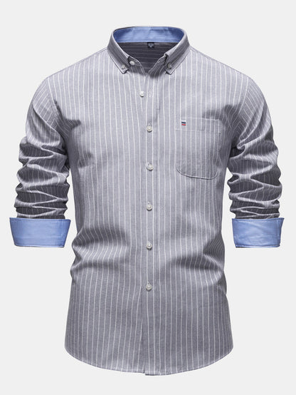 Camisa listrada de manga longa com botões do colarinho até a barra
