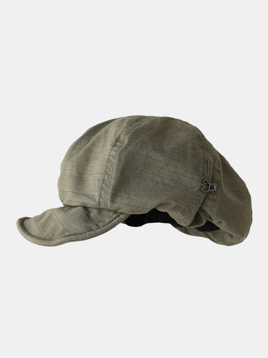 Boné estilo newsboy vintage desleixado, ajustável, com fecho metálico lateral e aba.