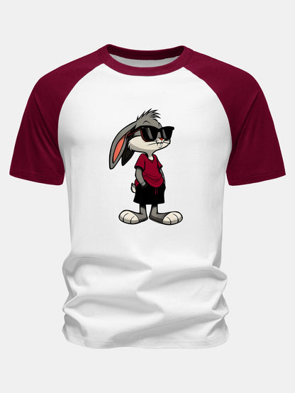 Camiseta de algodão com estampa de coelho usando óculos de sol e mangas raglan