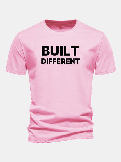 Camiseta de algodão com estampa “Built Different” e caimento regular