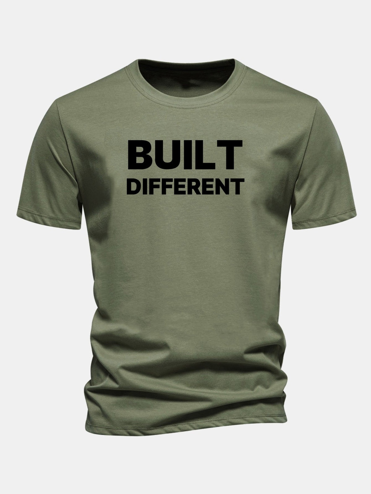 Camiseta de algodão com estampa “Built Different” e caimento regular