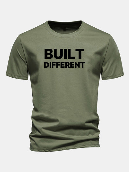 Camiseta de algodão com estampa “Built Different” e caimento regular