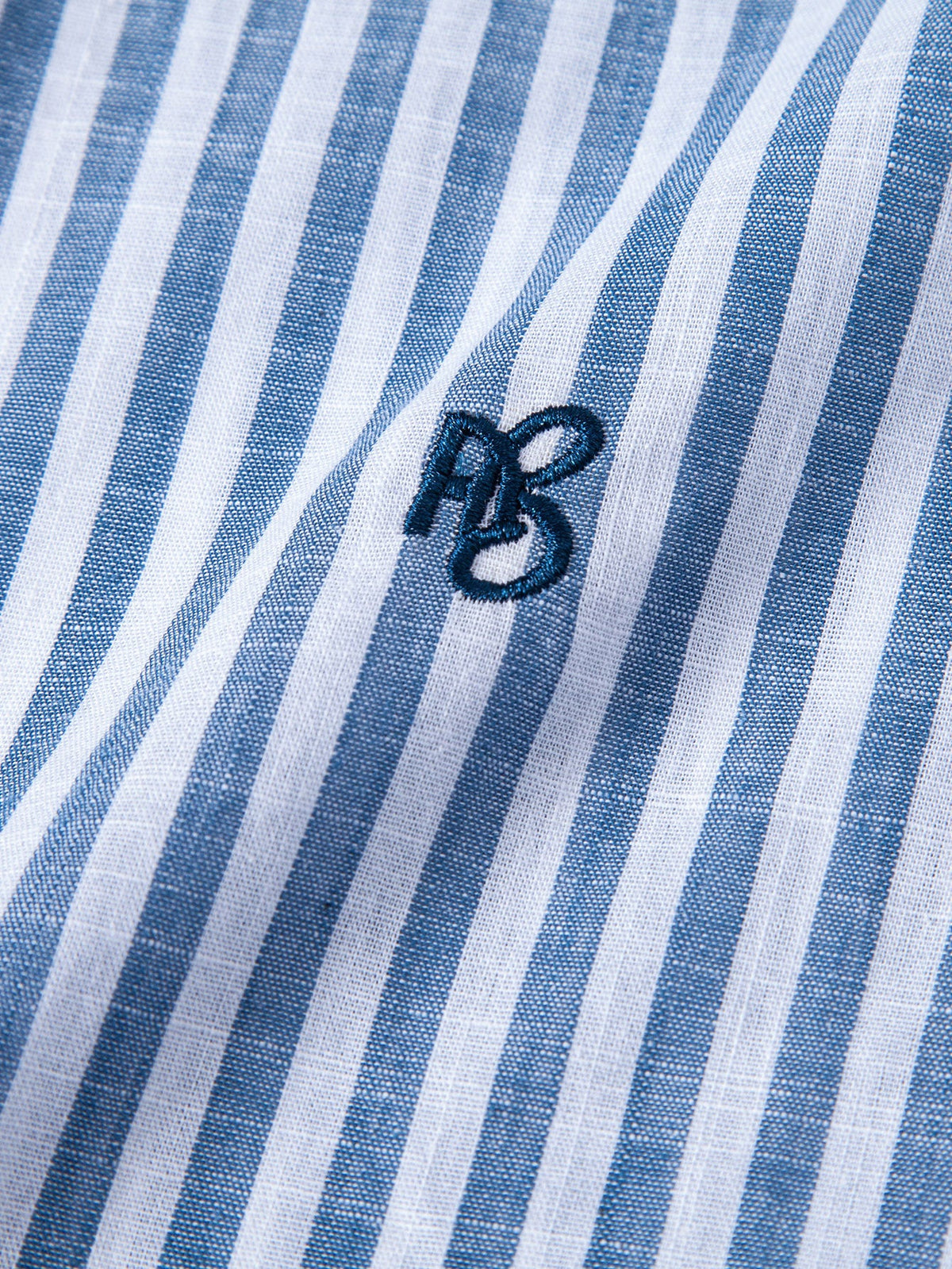 Camisa com gola alta e listras com aparência de linho