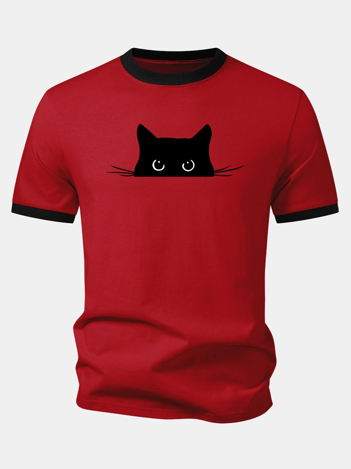 Camiseta preta com estampa de gato e acabamento contrastante