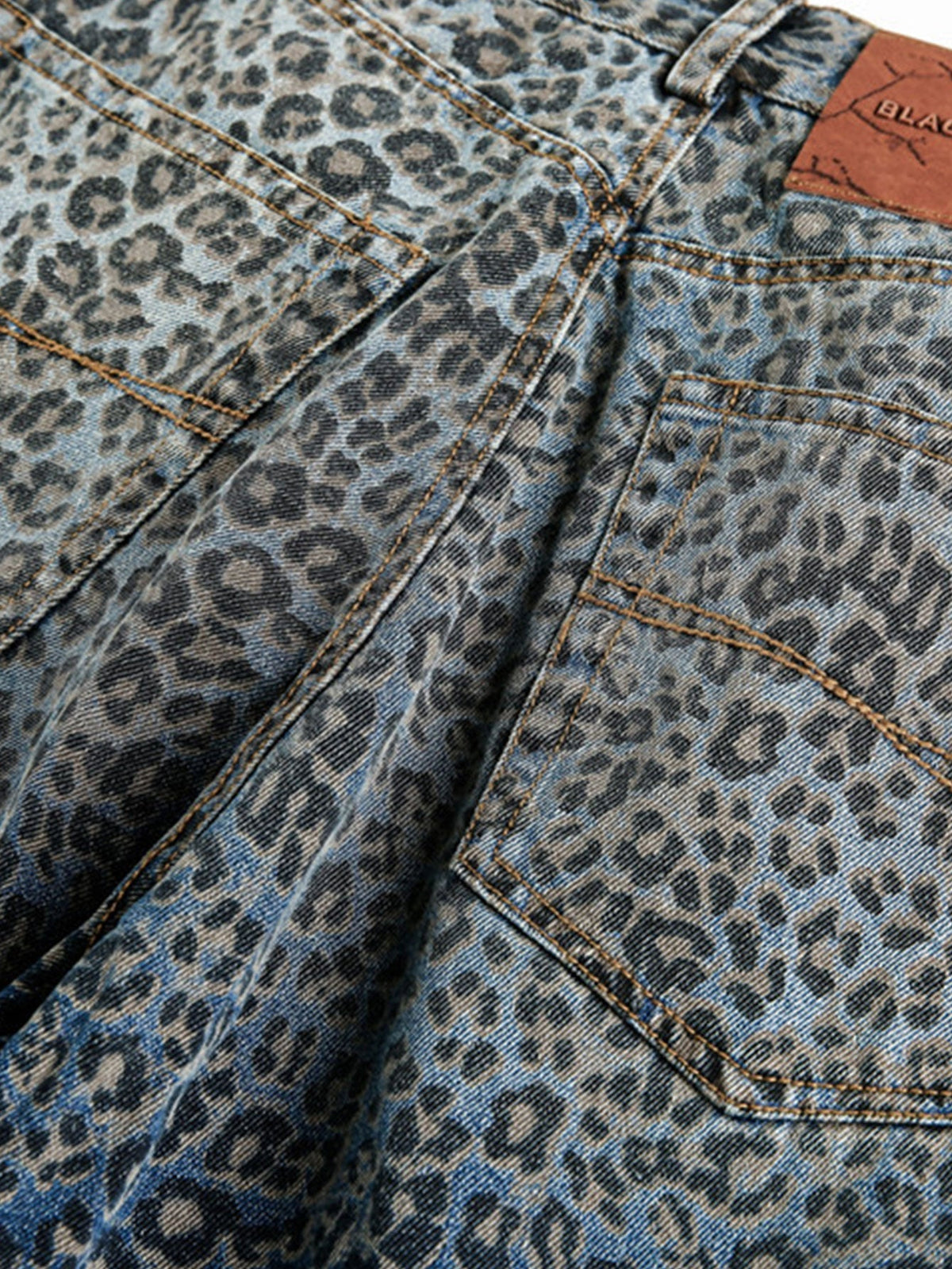 Calça Baggy de Denim com Estampa de Onça e Efeito Desgastado