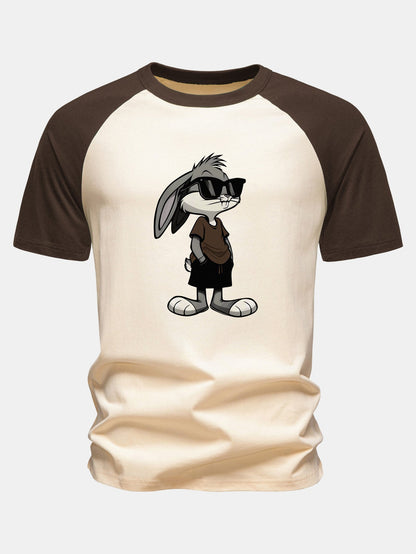 Camiseta de algodão com estampa de coelho usando óculos de sol e mangas raglan
