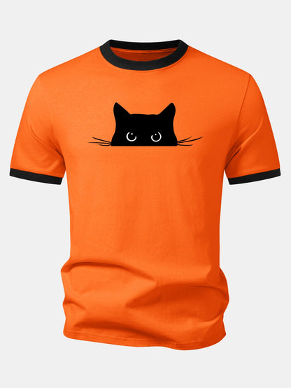 Camiseta preta com estampa de gato e acabamento contrastante