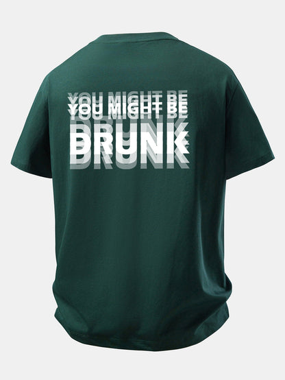Camiseta de algodão com corte confortável e estampa traseira “Você pode estar bêbado”