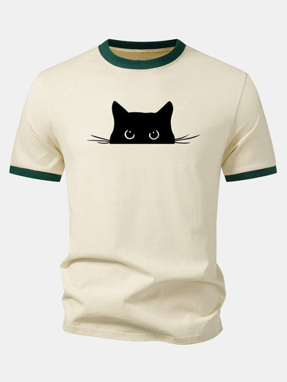 Camiseta preta com estampa de gato e acabamento contrastante