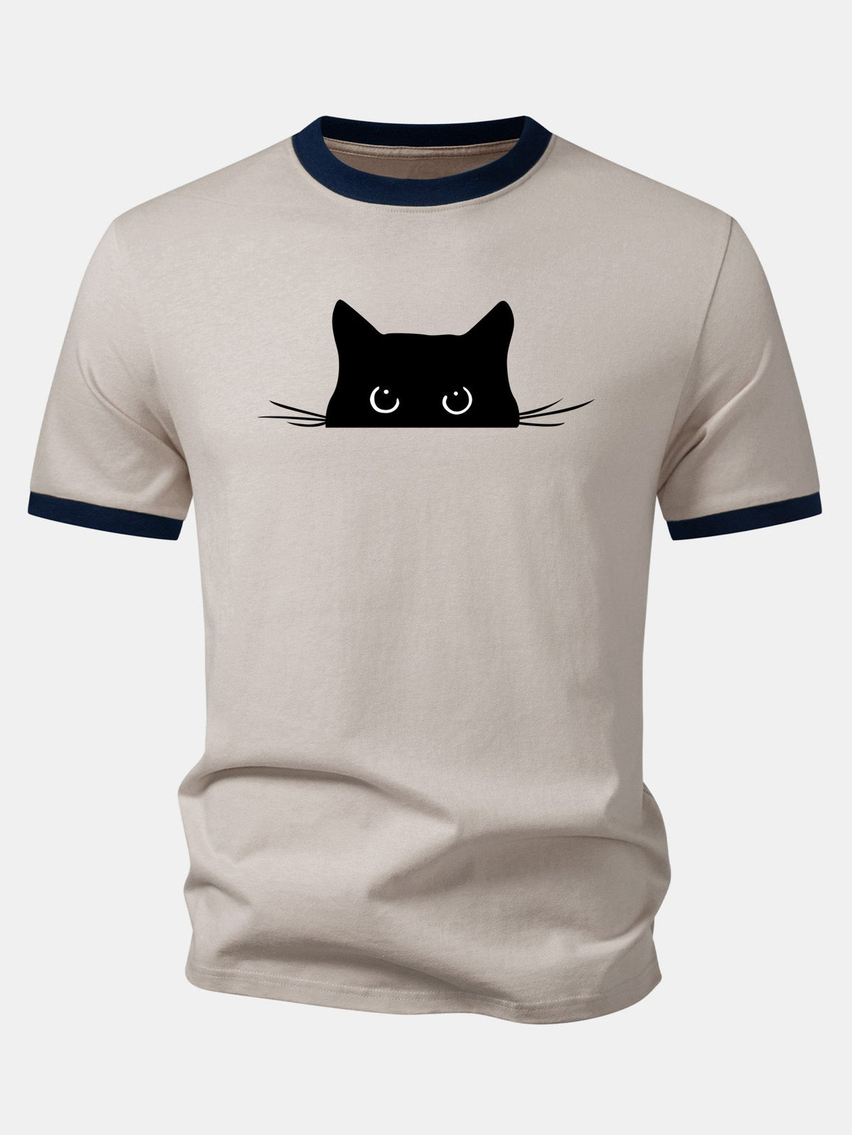 Camiseta preta com estampa de gato e acabamento contrastante