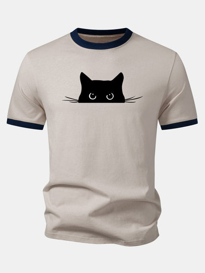 Camiseta preta com estampa de gato e acabamento contrastante