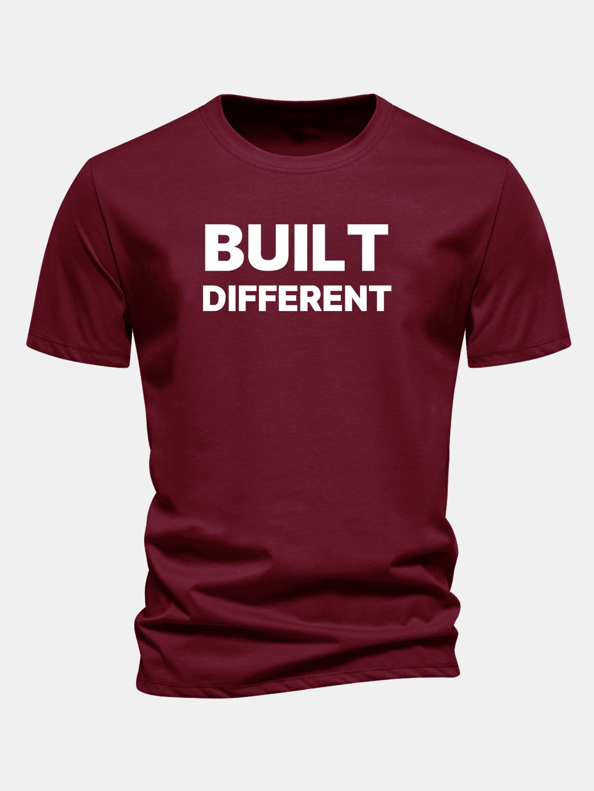 Camiseta de algodão com estampa “Built Different” e caimento regular