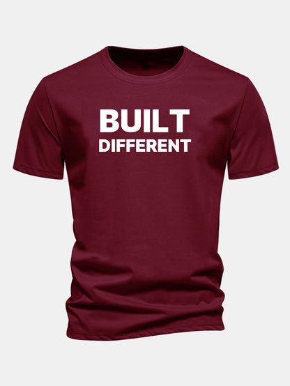 Camiseta de algodão com estampa “Built Different” e caimento regular