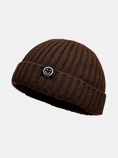 Gorro docker curto de tricô canelado com punho dobrado e etiqueta tecida de carinha sorridente