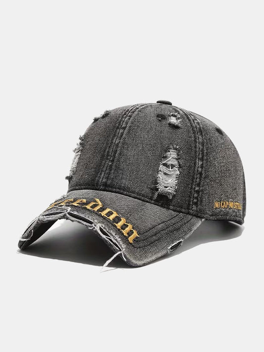 Boné dad retrô streetwear com bordado em fonte gótica e aba desfiada e rasgada "NO CAP NO STYLE"
