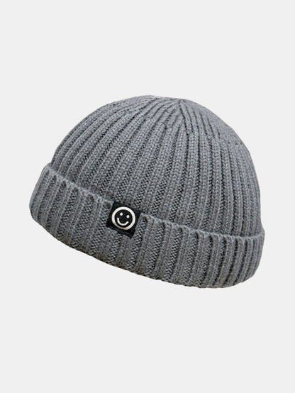 Gorro docker curto de tricô canelado com punho dobrado e etiqueta tecida de carinha sorridente