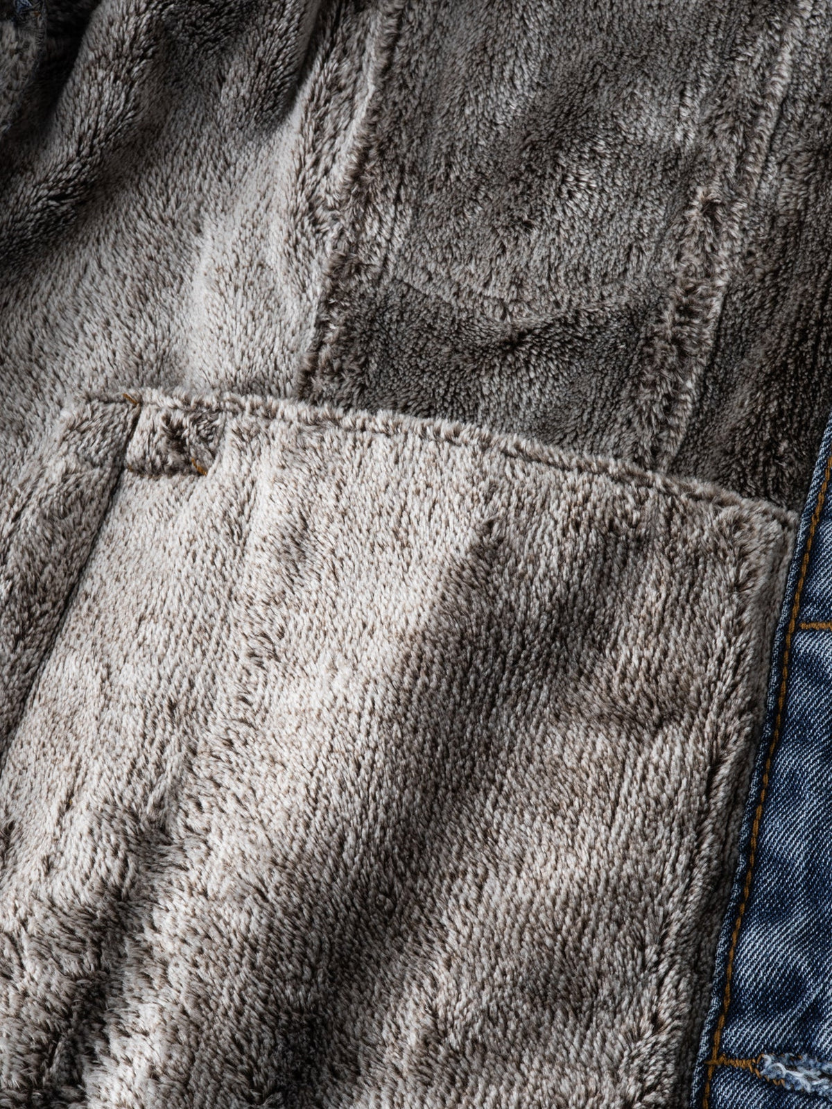 Jaqueta jeans lavada com forro de pele sintética