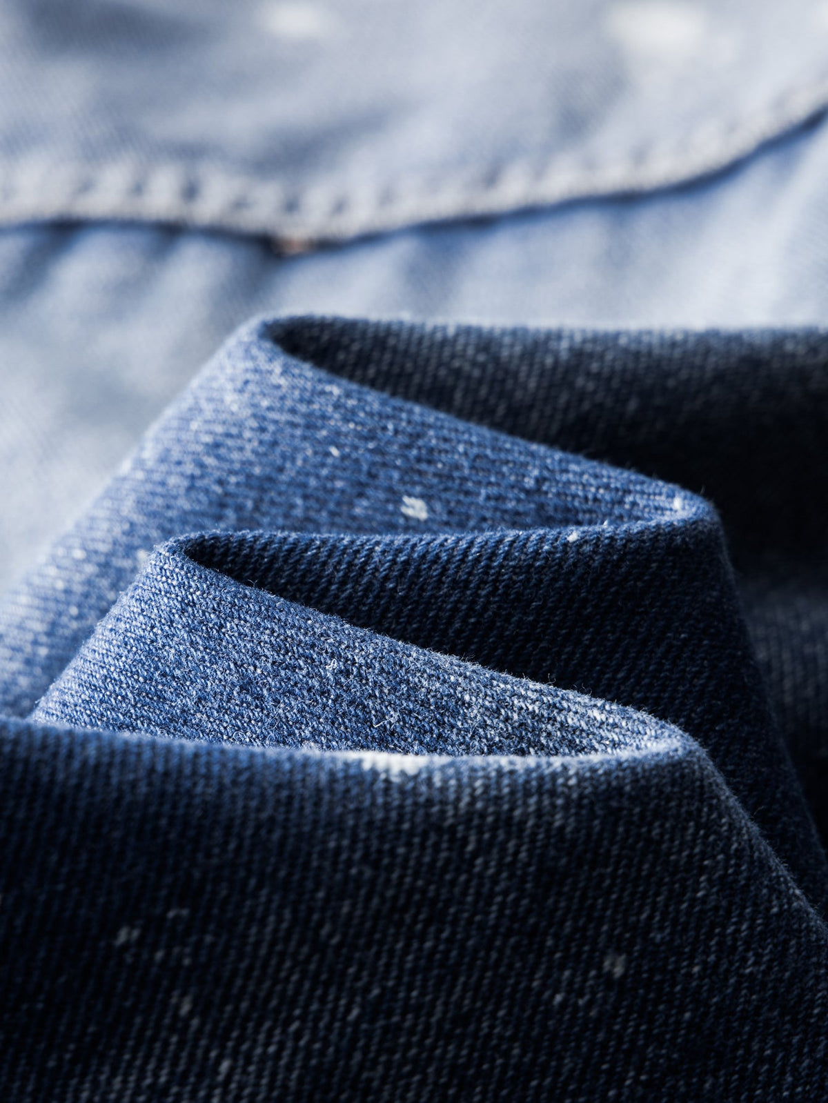 Jaqueta jeans lavada desgastada com respingos de tinta
