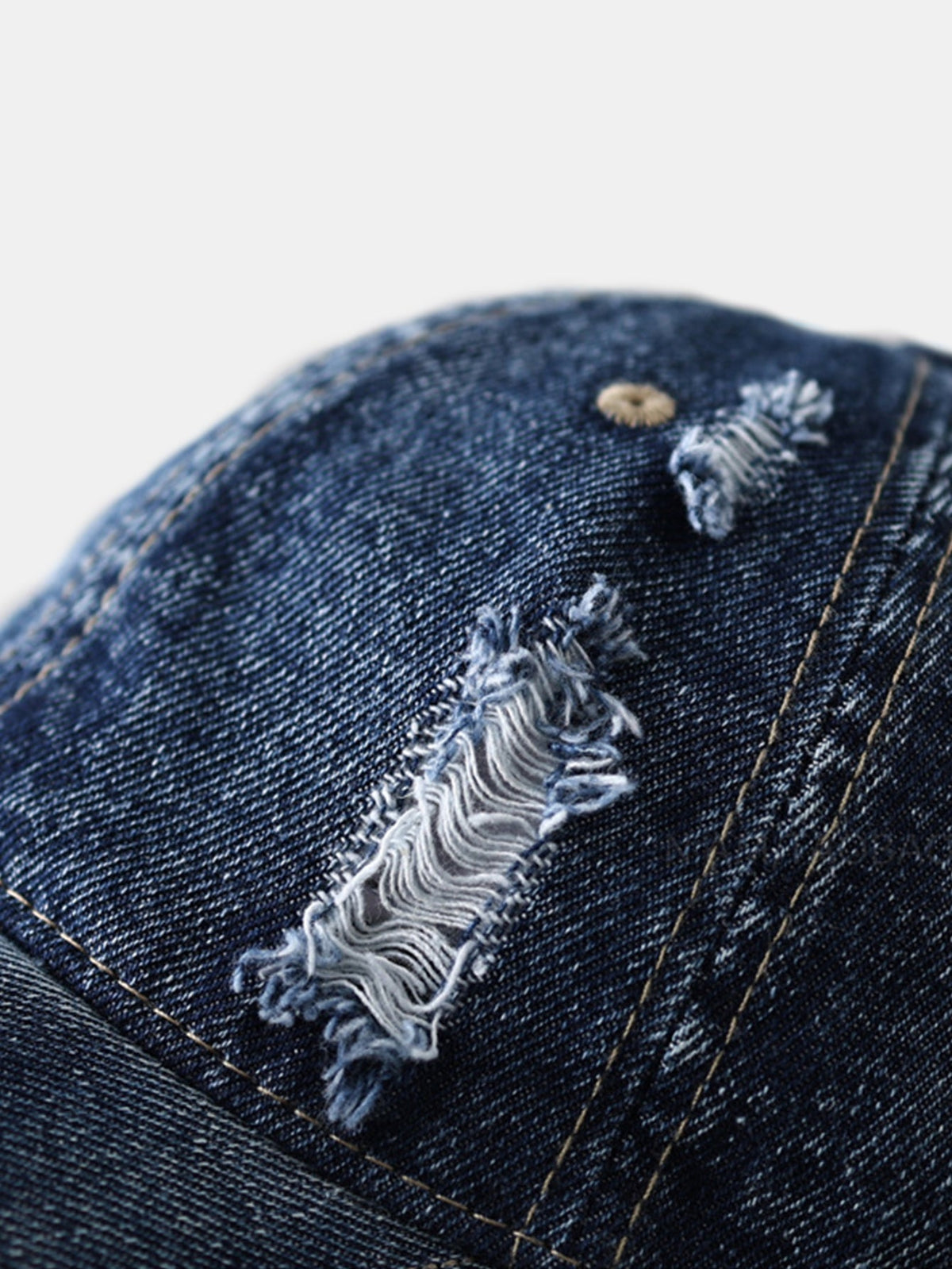 Boné dad retrô streetwear com bordado em fonte gótica e aba desfiada e rasgada "NO CAP NO STYLE"