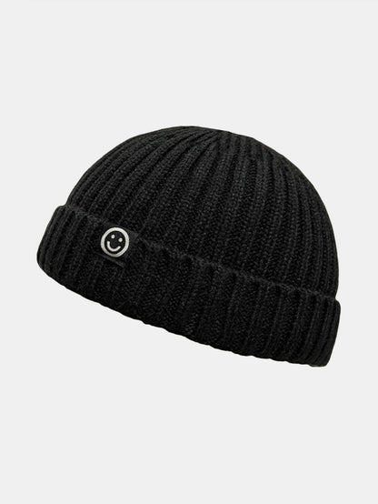 Gorro docker curto de tricô canelado com punho dobrado e etiqueta tecida de carinha sorridente