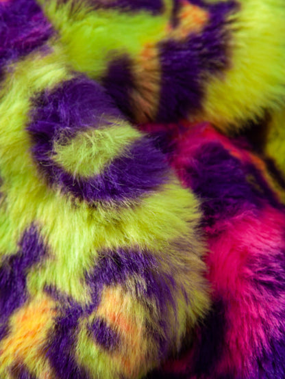 Casaco com Capuz de Pelo Sintético Estampa Leopardo Colorido com Zíper