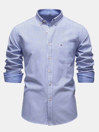 Camisa listrada de manga longa com botões e gola dobrada