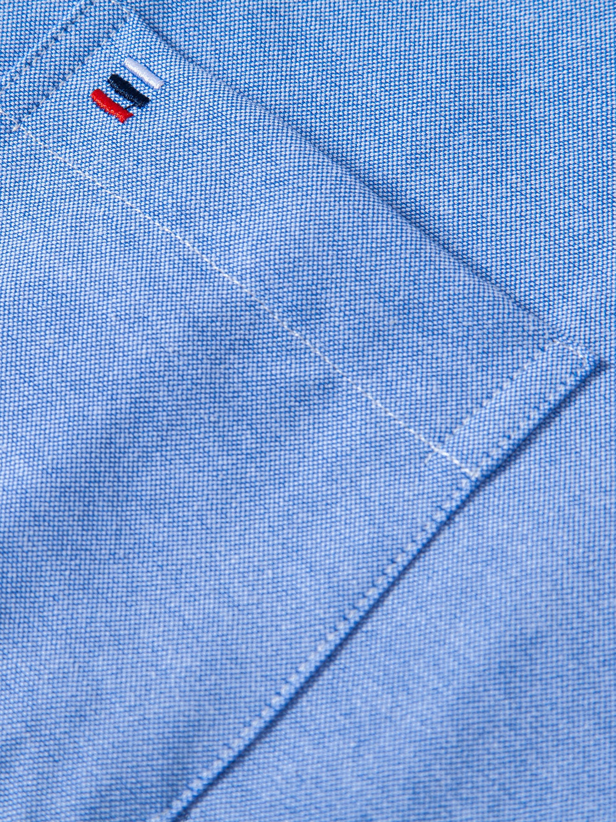Camisa Oxford listrada com contraste e botões na gola