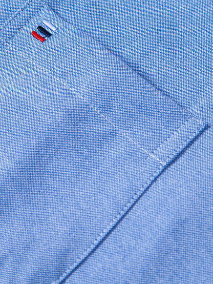 Camisa Oxford listrada com contraste e botões na gola