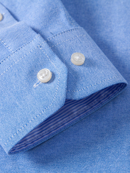 Camisa Oxford listrada com contraste e botões na gola