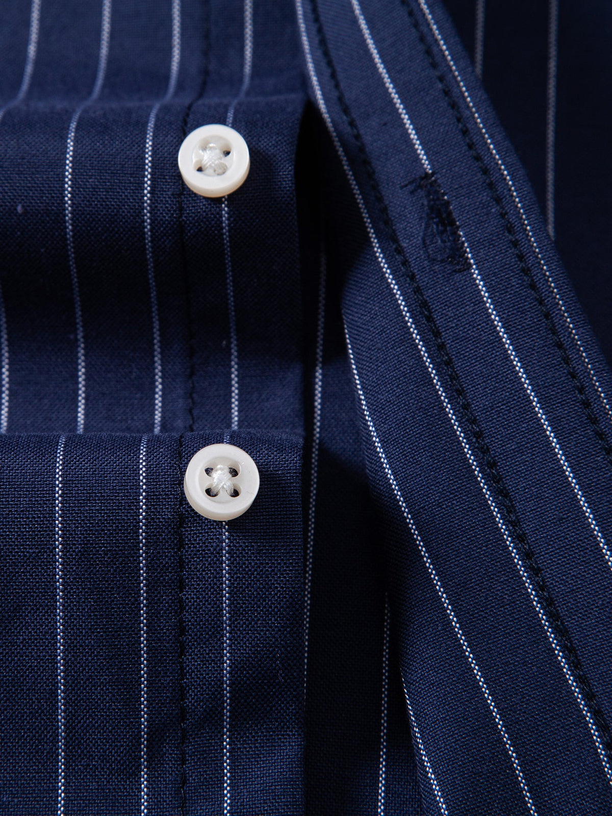 Camisa listrada de manga longa com botões do colarinho até a barra
