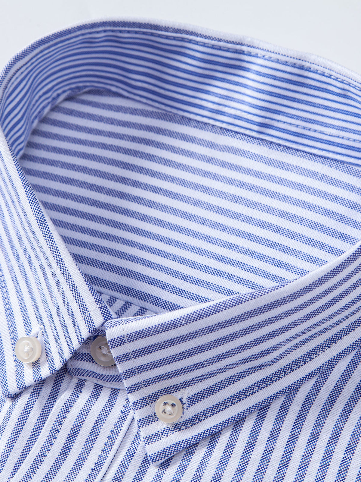 Camisa listrada de manga longa com botões e gola dobrada