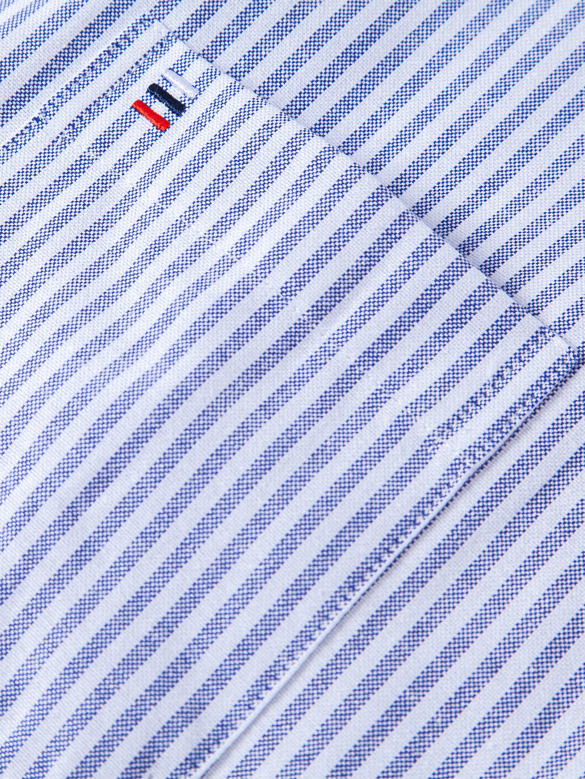 Camisa listrada de manga longa com botões e gola dobrada