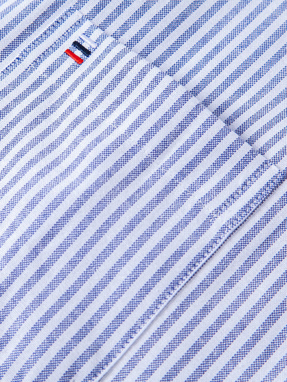 Camisa listrada de manga longa com botões e gola dobrada