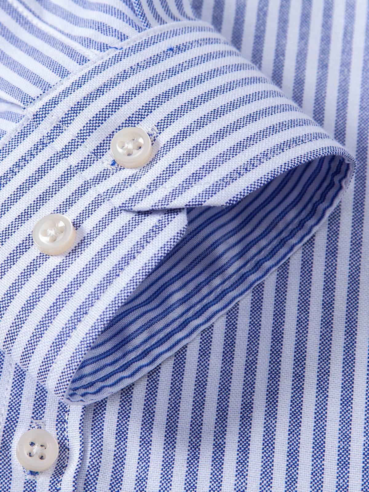 Camisa listrada de manga longa com botões e gola dobrada