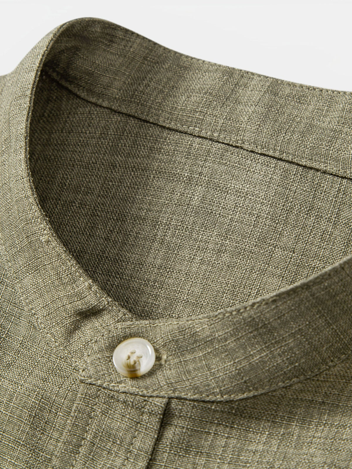Camisa de manga longa com gola padre e aparência de linho