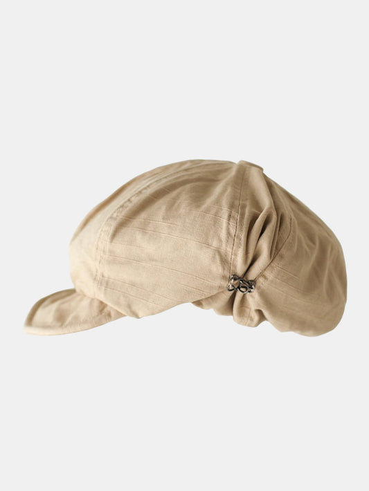 Boné estilo newsboy vintage desleixado, ajustável, com fecho metálico lateral e aba.
